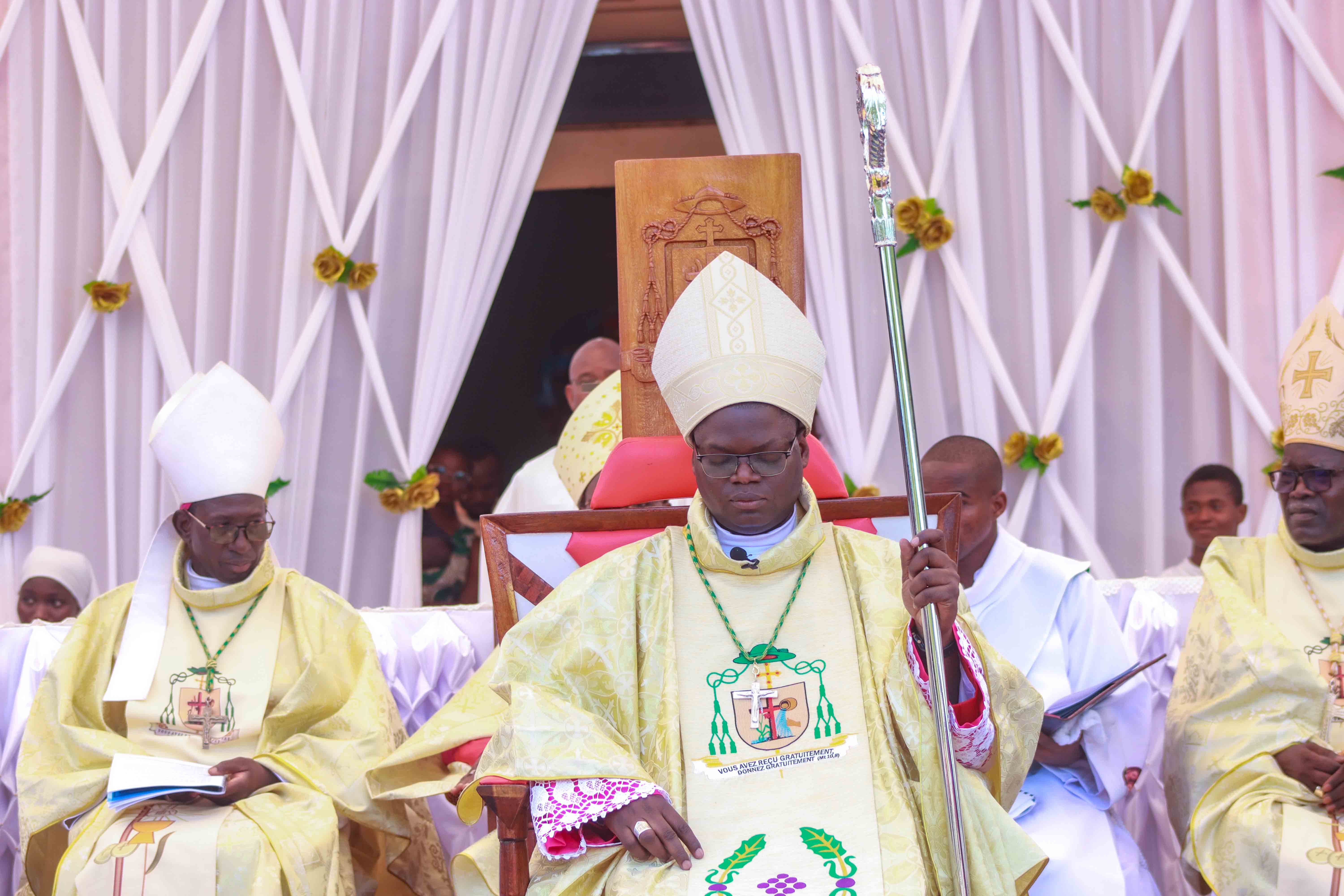 Sikasso retrouve son pasteur et accueille quatre nouveaux prêtres : un week-end historique pour l’Église locale.